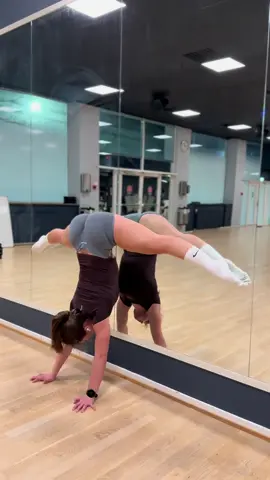 🤸🏻‍♀️💕 #calisthenics #flexible #gymnastics #handstand #fyp 