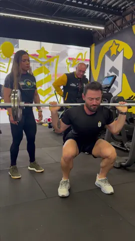 Um senhor de idade pediu para revezar comigo #treino #academia #gym #musculação 