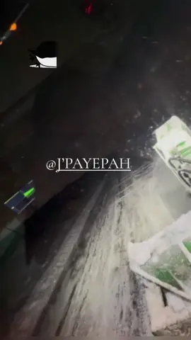 bonjour a tous vous aimez les tracteurs, vous aimez la neige et le déneigement, je vous invite a aller voir les lives d'une personne en or et de passer de merveilleux moment avec lui et de profiter du paysage 😉💪😇🫶🚜🚜🚜 #tracteur #neige #deneigement #admiration #LIVEFest2025 @J’PAYE PAH 