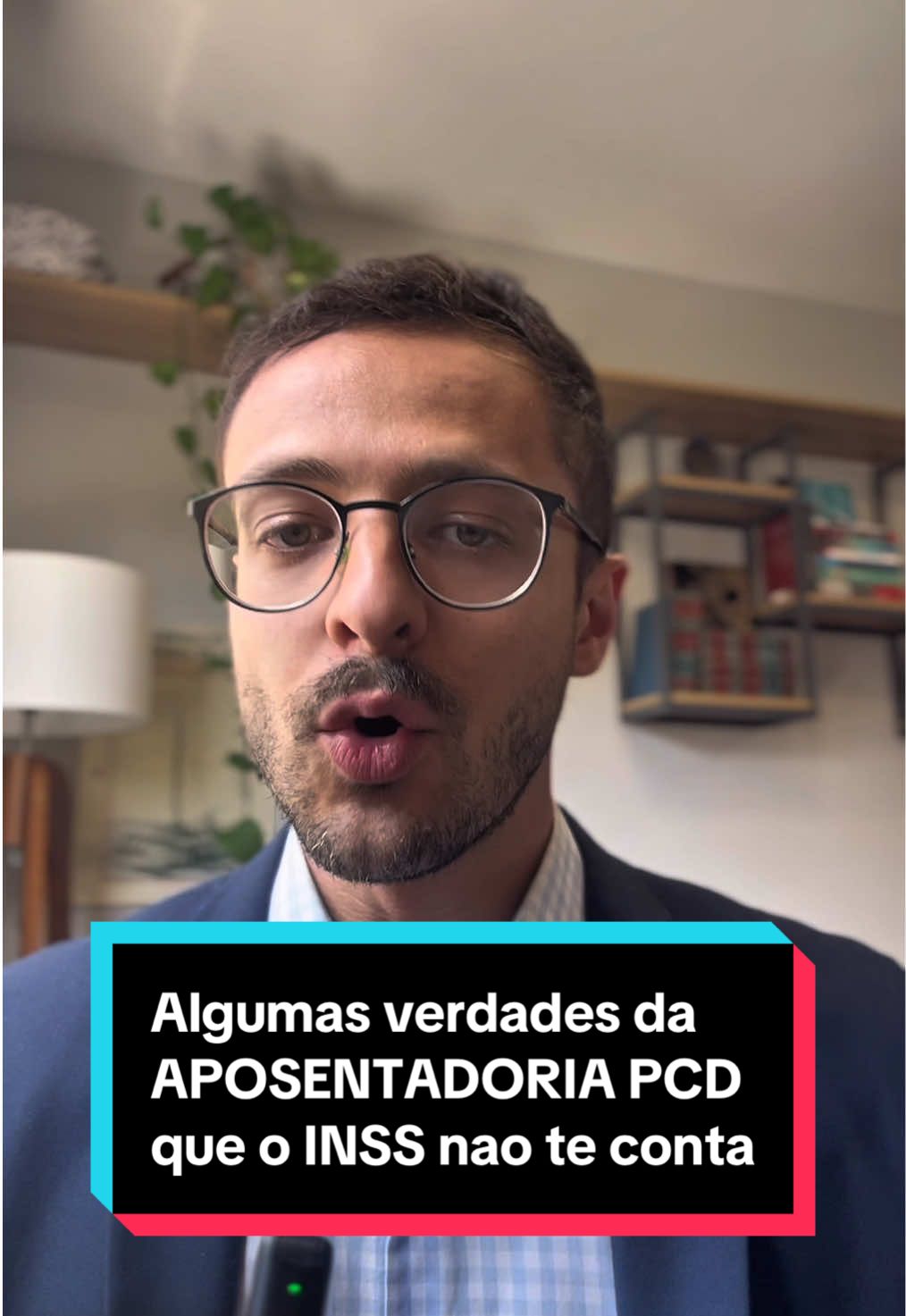 Advogado e deficiência e revisão de aposentadoria Você sabia que o INSS não te conta TUDO sobre a Aposentadoria da Pessoa com Deficiência? 🧐  Se você tem uma deficiência física, intelectual ou sensorial, essa informação vale ouro! Se liga nas 4 verdades que o INSS esconde e que vão te ajudar a conquistar o benefício mais vantajoso: 1️⃣ O Benefício PcD NÃO É AUTOMÁTICO! Não basta ter o laudo. Para ter direito, você precisa COMPROVAR a data de início da deficiência e o tempo de contribuição na condição de PcD. O segredo está na qualidade e na organização dos documentos. Sem o conhecimento certo, você pode perder tempo e ter seu pedido negado. 2️⃣ O Benefício PcD É MAIS VANTAJOSO! Se você se aposentar pela regra comum, as exigências são maiores e o valor do benefício pode ser menor. A Aposentadoria PcD (seja por idade ou tempo de contribuição) reduz o tempo de trabalho ou a idade exigida, e o cálculo da Renda Mensal Inicial (RMI) geralmente é muito mais favorável, podendo garantir um valor maior para o resto da vida! 3️⃣ Existe GRAUS de Deficiência que Influenciam o Tempo! O INSS classifica sua deficiência em 3 graus: Leve, Moderada e Grave. E isso faz toda a diferença no tempo de contribuição exigido: Grave: Redução máxima no tempo de contribuição. Moderada: Redução intermediária. Leve: Redução menor, mas ainda assim mais vantajosa que a regra comum! 4️⃣ Não Existe uma LISTA FECHADA de Deficiências! O INSS não tem um 