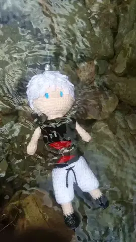 💙😎 El hechicero más fuerte de la actualidad… y también el más arrastrado por la corriente 😂🌊 (Gojo no fue lastimado durante la producción del video) 🧶❤️✨#satorugojo #gojo #jujutsukaisen #humor #amigurumi 