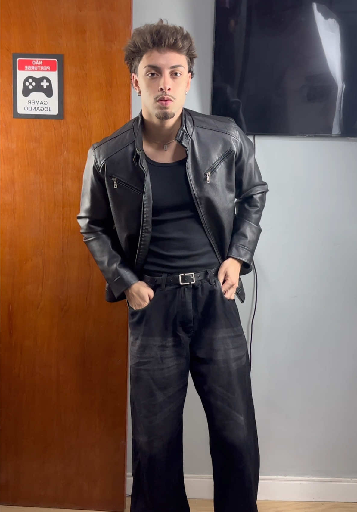 essa calça + jaqueta de couro 🤌🏼 #fits #menstyle #homem 