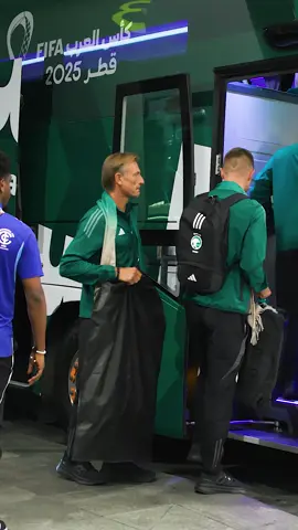 وصول منتخب السعودية إلى مطار حمد الدولي… حيّهم! 🇸🇦 🇸🇦  #كأس_العرب ‏The Saudi Arabia national team has arrived at Hamad International Airport… Welcome to Qatar! 🇸🇦 🇸🇦  ‏#FIFArabcup #sportsontiktok #footballtiktok 