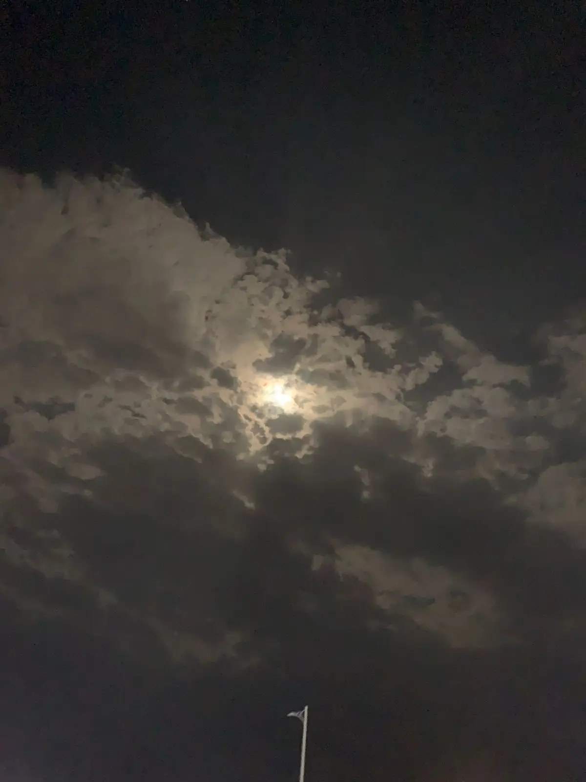 ركزو على القمر 🥺