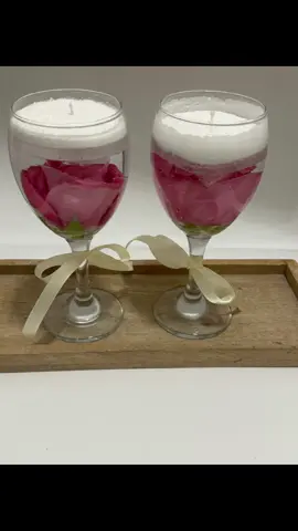 Trandafir sub zăpadă – o emoție prinsă într-un pahar de lumină. Un trandafir viu, adăpostit în apă și gel transparent, vegheat de o ninsoare calmă din ceară de palmier. O piesă care nu doar luminează, ci spune o poveste. Un decor ce aduce liniște, eleganță și magie în fiecare colț al casei. #TrandafirSubZăpadă #LumânarePoetică #ArtăÎnLumânări #MagiaDetaliilor #DecorCuSuflet   