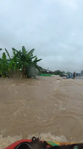 Jembatan Sri gunting PDAM Tirta Nadi, 27 Nopember 2025. Alhamdulillah suami istri dan 1 anak yang berada di Mushola berhasil di evakuasi. #banjir #medan #banjirmedan 