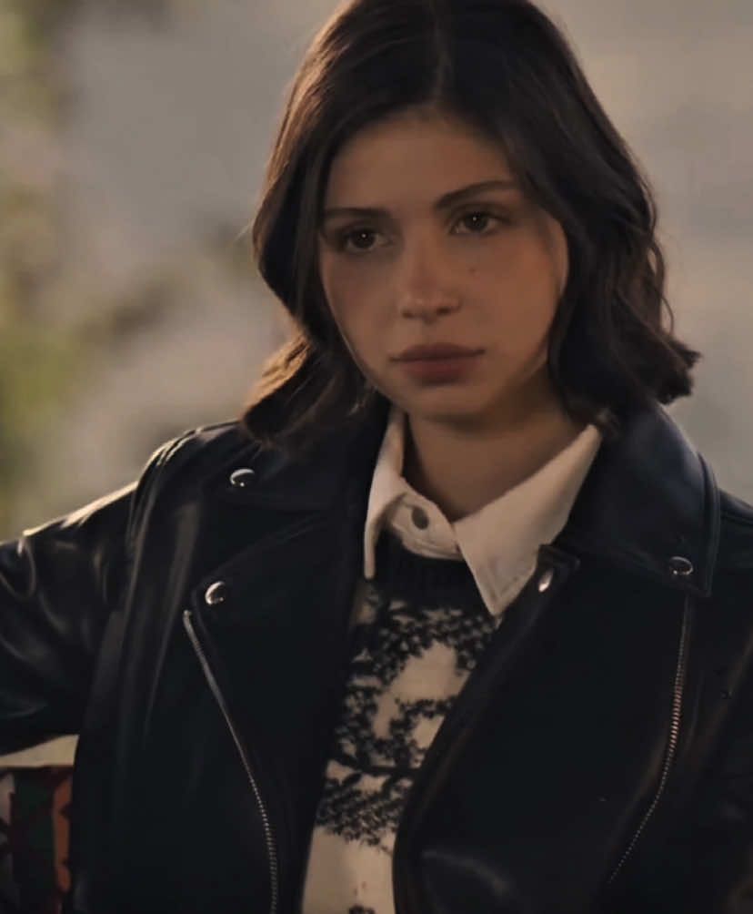 _-Bu bakışlar gözler hiç birbirinizi istemiyormuşsunuz gibi durmuyor #taşacakbudeniz #isfad #erdemşanlı #zeynepatılgan #fyp  