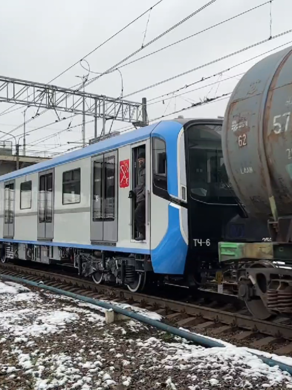 Синий балтиец приехал после сборки в депо 😎как думаете зачем там грузовые вагоны и почему он синий 🤨 #споттер #поезда #балтиец #метро #метроспб 