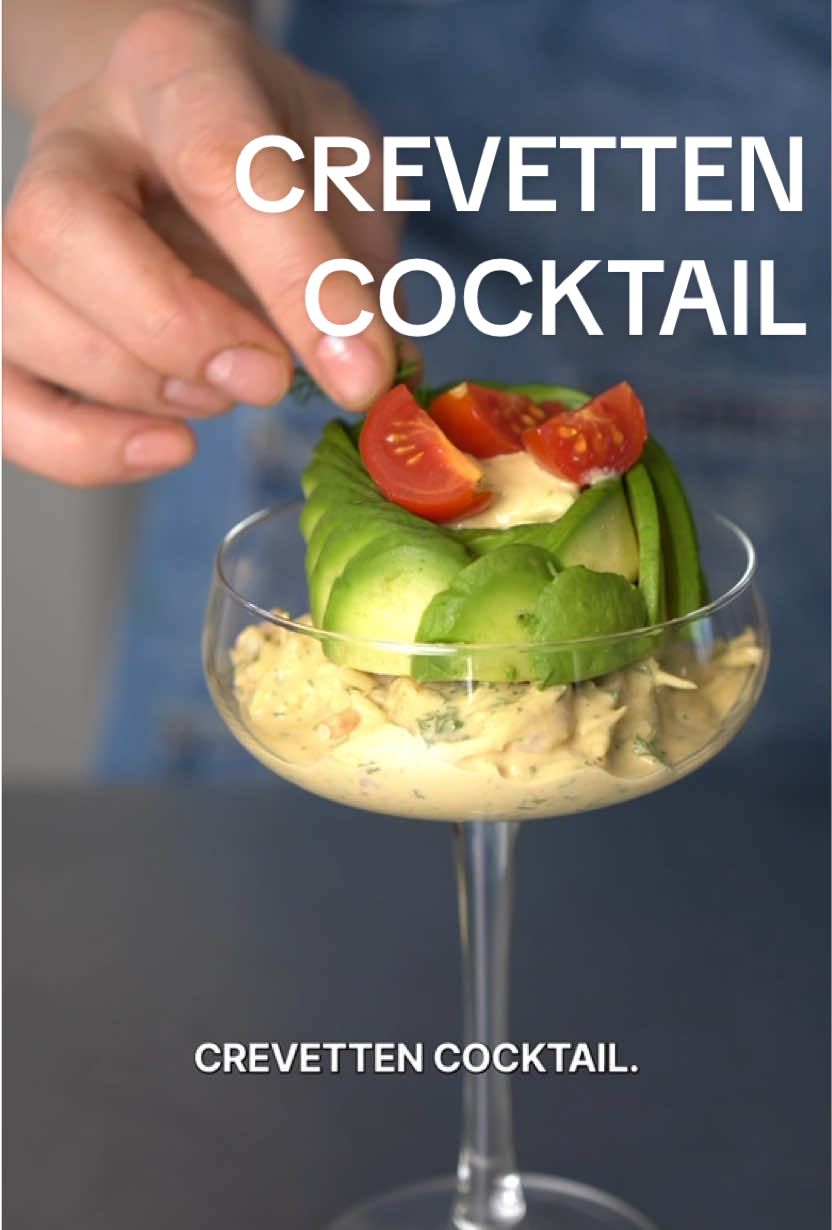 Klassischer Crevetten Cocktail ohne Angst vor Samonellen, weil die Mayo mit gekochten Eiern hergestellt ist. Hallo, ich bin Vivi – heute gibt’s einen richtig nostalgischen Crevettencocktail à la Oma 🦐✨ Früher hat sie die Krabben geholt und zu Hause diesen legendären Cocktail gemixt: aus gekochten Eiern, Senf, Essig, Wasser und Rapsöl wird eine schnelle Mayo, dazu etwas Whisky, Gewürze wie Chayenne Pfeffer, Salz und Pfeffer, aufgetaute Krabben, frische Kräuter z.B. Dill, Avocado-Stückchen, Zitronenzeste und Zitronensaft – fertig ist die cremige Retro-Vorspeise im Glas. Speichere dir den Post, wenn du Crevettencocktail liebst – und wenn du wissen willst, wie die Avocado-Rosen gehen, folg mir für das nächste Reel. 💌 #crevettencocktail #krabbencocktail #vorspeise #seafoodlover #retrorezept      