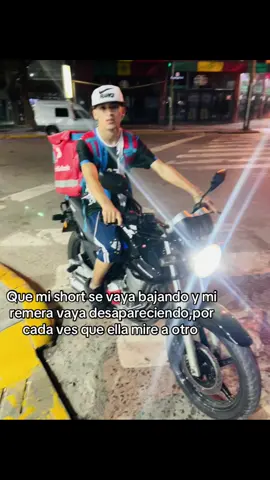 R en cuero y con el chori al aire quede