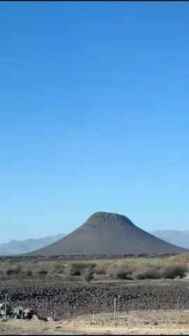 برام: يروى بكسر أوله وفتحه والفتح أكثر، قال نصر: جبل في بلاد بني سليم عند الحرة من ناحية النقيع، وقيل: هو على عشرين فرسخاً من #المدينة_المنورة وذكر الزبير أودية #العقيق فقال: ثم قلعة برام، وفيها يقول المخرق المزني وهو ابن أخت معن بن أوس المزني: وأني لأهوى من هوى بعض أهله براماً وأجزاعاً بهن برام وكان أوس بن حارثة بن لام الطائي قد أغار على هوزان في بلادهم فسبى منهم سبياً، فقصده أبو براء عامر بن مالك فيهم فأطلقهم له وكساهم، فقال أبو براء: ألم ترني رحلت العين، يوماً إلى أوس بن حارثة بن لام إلى ضخم الدسيعة مذحجي، نماء من جديلة خير نام وفي أسري هوزان أدركتهم فوارس طيئ بلوى برام تقرب ما استطاع أبو بجير، وفك القوم من قبل الكلام فما أوس بن حارثة بن لام بغمر، في الحروب، ولاكهام وكان عبدالله بن الزبير قد نفى من المدينة من كان بها من بني أمية، وكان فيهم أبو قطيفة عمرو بن الوليد بن عقبة بن أبي معيط بن أبي عمرو بن أمية بن عبد شمس بن عبد مناف فلحق بالشام فحن إلى أوطانه فقال أشعاراً يتشوق، منها: ليت شعري وأين مني ليت أعلى العهد يلبن فبرام؟ أم كعهدي العقيق أم غيرته بعدي، الحادثات والأيام وبقومي بدلت لخماً وعكا وجذاماً، وأين مني جذام؟ وتبدلت من مساكن قومي والقصور، التي بها الآطام كل قصر مشيد ذي أواسي، يتغنى على ذراه الحمام أقر مني السلام إن جئت قومي وقليل لهم لدي السلام أقطع الليل كله باكتئاب وزفير، فما أكاد أنام نحو قومي، إذ فرقت بيننا الدا ر، وحادت عن قصدها الأحلام خشية أن يصيبهم عنت الدهـ ـر وحرب يشيب فيها الغلام ولقد حان أن يكون، لهذا الـ ـبعد عنا، تباعد وانصرام فبلغت هذه الأبيات وغيرها من شعره إلى عبد الله بن الزبير فقال: حن أبو قطيفة، ألا من رآه فليبلغه عني أني قد أمنته فليرجع. فرجع فمات قبل أن يبلغ المدينة.#الشعر #تاريخ #اكسبلور 