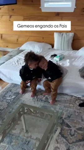 Gêmeos confundindo os pais 😂😂😂