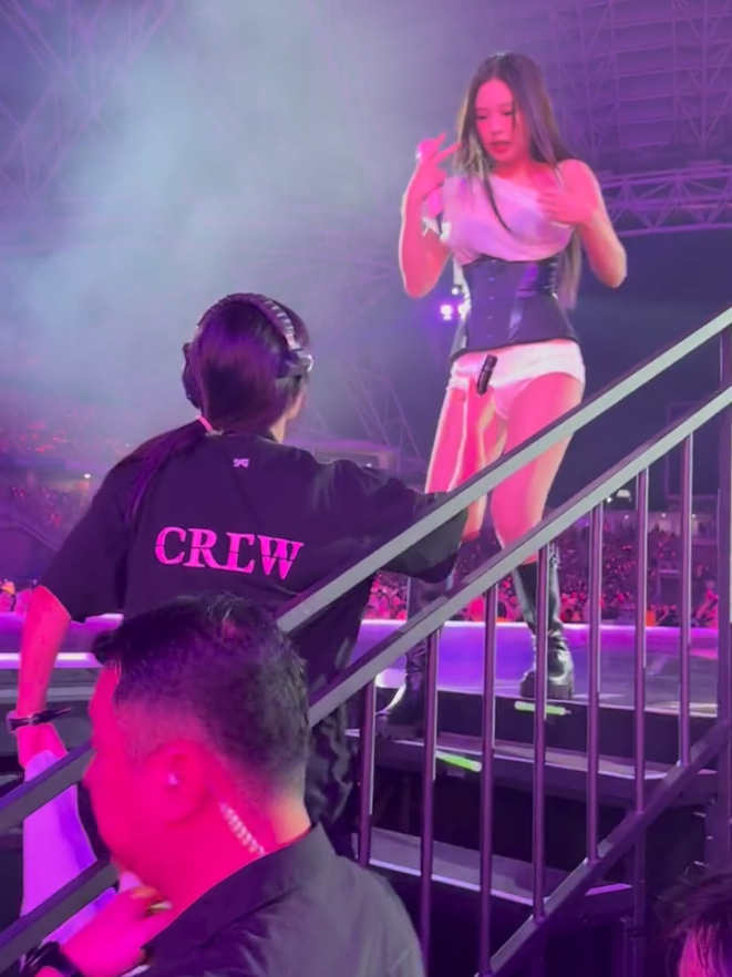 the staff quickly understood when jennie signaled #jennie #blackpink #deadlineinsingapore 