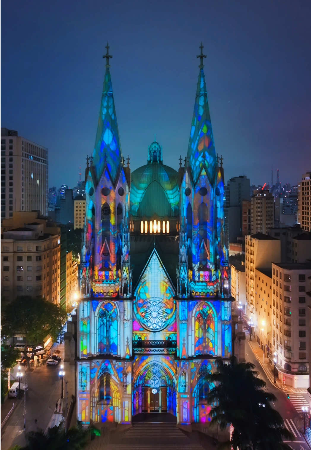 O Natal Iluminado começou, e no coração de São Paulo, a Catedral da Sé, ganha essa linda projeção mapeada 🧡 A entrada é gratuita, e os shows acontecem todos os dias entre 19:20 e 21:40, imperdível!  #nataliluminado2025 #saopaulo #prefsp 