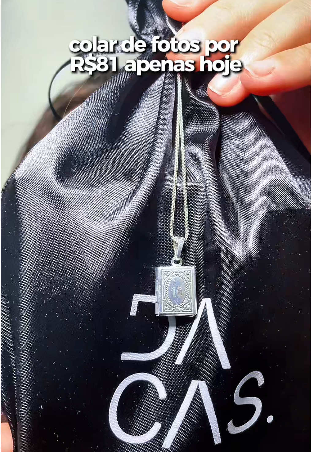 O presente perfeito de Natal existe sim 🎄✨ Esse colar relicário em formato de livro da @dacas.shop é delicado, lindo e ainda abre pra você colocar uma foto ou mensagem especial 😭❤️ E na Black Friday do TikTok Shop ele tá por R$81! Garanta agora antes que acabe ✨ #ColarRelicário #PresenteDeNatal #TikTokShopBlackFridayBR #Colar #Natal2025 