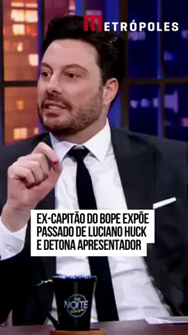 Rodrigo Pimentel, ex-capitão do Bope (Batalhão de Operações Policiais Especiais), detonou o apresentador Luciano Huck, da TV Globo, durante uma entrevista ao humorista Danilo Gentili. O ex-policial relembrou um assalto sofrido pelo famoso em São Paulo e apontou uma suposta “hipocrisia” por parte do marido de Angélica. Recentemente, Luciano Huck criticou uma operação policial realizada em comunidades do Rio de Janeiro que terminou com 120 pessoas mortas, entre elas 4 policiais. Pimentel, que se tornou conhecido por inspirar o personagem Capitão Nascimento nos filmes Tropa de Elite, detonou a fala do contratado da Globo. “O que me choca é um apresentador, não vou falar o nome dele aqui, que fez uma homenagem à mãe dos bandidos”, disse p ex-capitão no The Noite, no SBT. “O Luciano Huck”, interrompeu Danilo Gentili. ➡️ Saiba mais na coluna @fabiaoliveira_! Link da matéria completa nos stories 📹 SBT #entretênews