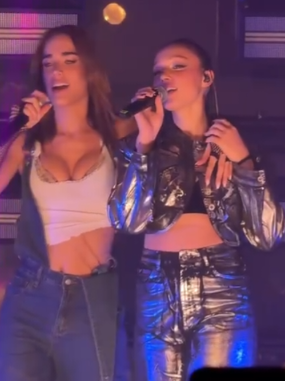 Sarah e Clara duettano su 