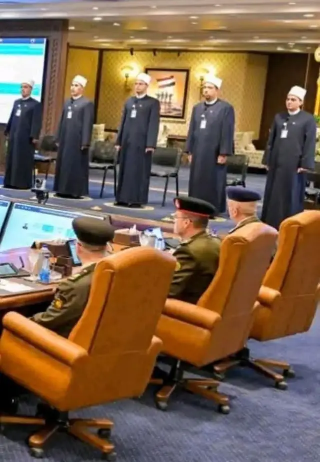 عندما شاهدت هذه الصورة المهينة !!  ............................. تذكرت المشهد الخالد .. والله لن أعتذر عن العمل مع الله ... ............................. - وأمام حبل المشـ'ـنقة جاءه شيخ أزهري موظف.. وقال له:  ردد معي يا سيد قول : أشهد أن لا إله إلا الله وأشهد أن محمد رسول الله..  = فقاطعه الأستاذ سيد قطب قائلا:  أهذا هو دورك في المسرحية ... ؟! = أنا أُساق إلى الموت من أجل لا إله إلا الله وأنت يا مسكين تذهب لتأكل فتات الموائد بــ لا إله إلا الله. ثم رفع رأسه إلى السماء ونطق بالشهادتين.. والتف الحبل القاسي حول العنق الشريف..  وتم سحب السـ'ـكين .. ............................... إن كلماتنا تظل عرائس من الشمع، حتى إذا متنا في سبيلها دبت فيها الروح و كتبت لها الحياة. الأستاذ سيد_قطب #شهيد_الظلال  #منقول 