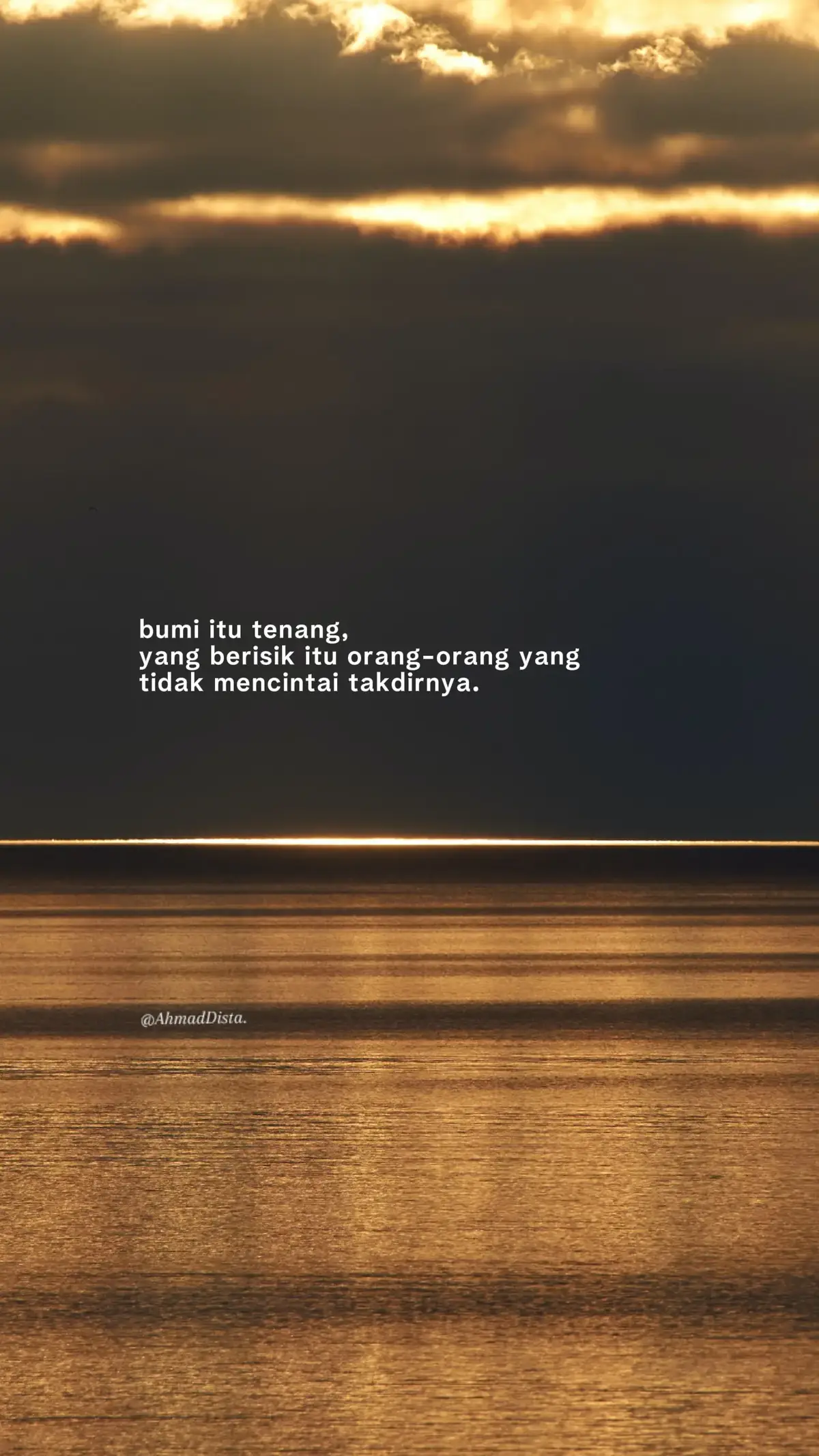 Bahan-bahan📝: 600 gram dada ayam/paha ayam, rebus 1 sdm gula pasir 1 sdt kaldu bubuk Minyak secukupnya, untuk menumis 3 sdm penuh saus sambal Bahan kulit cireng📝: 500 gram tepung kanji/tapioka 250 gram tepung terigu serbaguna 1 sdm garam 1 sdt kaldu bubuk 1/2 sdt merica bubuk 1 sdt gula pasir 2 sdm bawang putih bubuk (Bisa diganti bawang putih segar 3 siung dihaluskan) 500 ml air panas mendidih Minyak goreng secukupnya, untuk menggoreng cireng Bumbu yang dihaluskan📝: 50 gram cabai rawit merah 50 gram cabai merah besar 50 gram bawang merah 30 gram bawang putih 1 sdt garam Cara membuat🧑🏻‍🍳: 1.Rebus ayam, lalu suwir-suwir. Setelah itu, sisihkan. 2.Buat bumbu suwir ayam pedas: Haluskan bumbu halus. Tumis bumbu halus, tumis hingga benar-benar matang. Masukkan suwiran daging ayam, masukkan garam, gula, dan kaldu bubuk. Tambahkan saus sambal, aduk hingga merata, matikan api, dan sisihkan. 3.Buat kulitnya: Tempatkan tepung tapioka di baskom. Masukkan tepung terigu, aduk hingga merata. Masukkan garam, kaldu bubuk, dan merica bubuk. Masukkan gula dan bawang putih bubuk, aduk hingga merata. 4.Siapkan air panas sebanyak 500 ml, harus benar-benar mendidih. Kalau tidak panas, adonan cireng bisa gagal. Tuangkan air mendidih secara bertahan sambil diaduk-aduk dengan sendok kayu. Tak perlu terlalu lama, air harus masuk semua. Jika tidak terlalu panas, uleni dengan tangan sampai adonannya kalis. 5.Sekarang waktunya untuk membentuk: Ambil sedikit adonan, taburi meja dengan tepung tapioka. Tipiskan adonan dengan kayu giling atau cetak dengan cetakan bentuk bulat. Tidak harus menggunakan ring cuter bisa tutup stoples. 6.Siapkan satu mangkuk kecil air untuk mengelem lembaran adonan, agar saat digoreng tidak terbuka. 7.Ambil kulit, beri satu sendok makan tumisan ayam pedas, olesi pinggirnya dengan air. Lalu, rapatkan sambil ditekan-tekan, mirip pastel. Saat membentuk hindari terlalu lama karena kulit yang belum dibentuk bisa kering. 8.Cara mengawetkan di freezer: Gulingkan di tepung tapioka. Lalu, masukkan ke wadah plastik tertutup. Simpan di freezer, tahan sampai dengan enam bulan. 9.Panaskan minyak dengan api sedang. Lalu, masukkan cirengnya. Goreng hingga permukaannya kering saja, lalu balikkan satu kali lagi. Teruskan menggoreng sebentar, angkat, tiriskan, dan sajikan. #katakata #4u #storytime #xzyabc #fypppppppppppppppppppppppp 