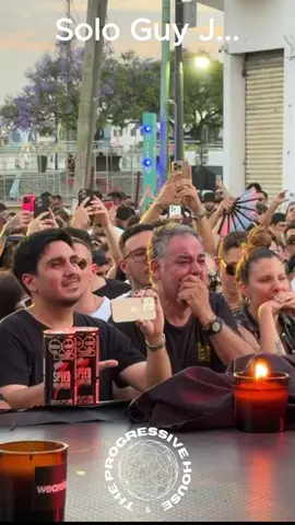 La música conecta lo que a veces no sabemos decir. Guy J, Lost & Found, y un corazón que no pudo contener lo que sentía. Admiración plena. #guyj #lostandfound #caminito #popup