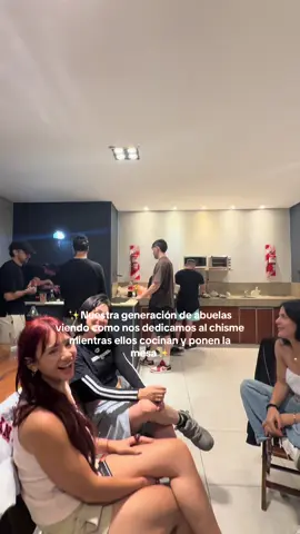 ✨Nuestra generación de abuelas viendo como nos dedicamos al chisme mientras ellos cocinan y ponen la mesa✨ @Mar Cosca🫦 @Belén Salese @julicelsi 