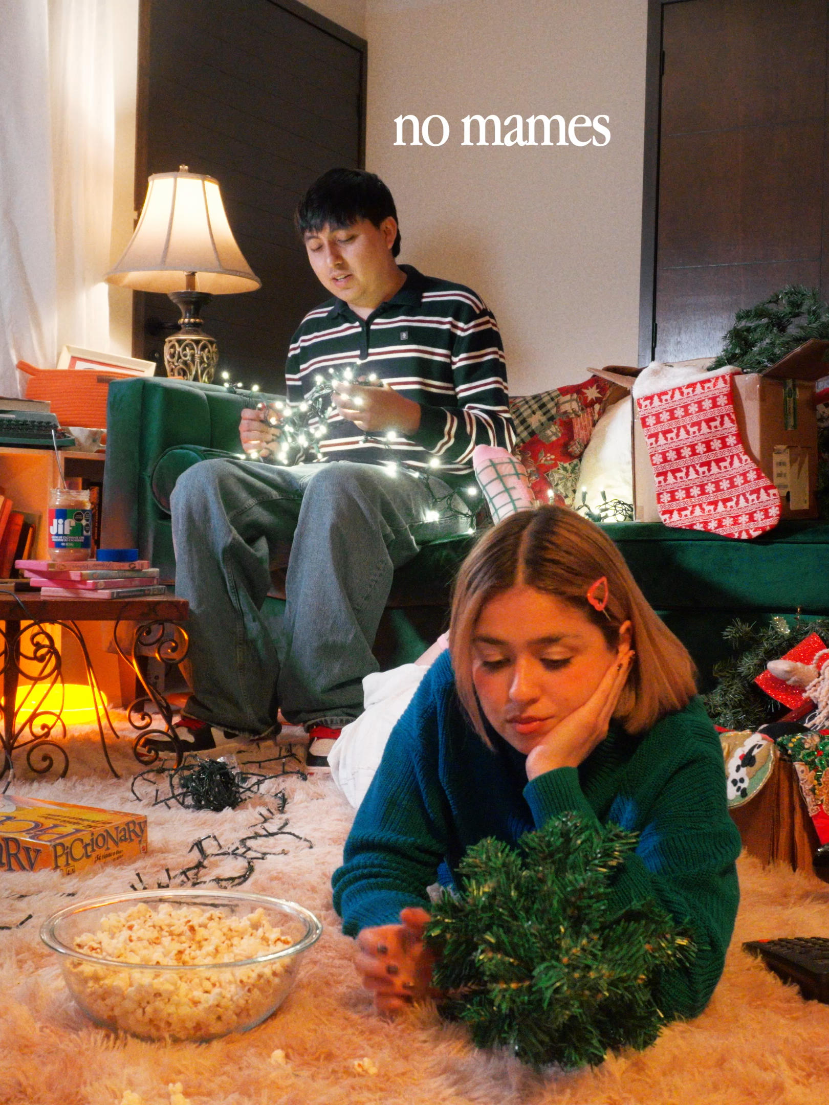 esta Navidad, no le escribas a tu ex.  No busques amor en el pasado… cuando el presente te esta mirando Todos sentimos nostalgia en estas fechas, es normal, podemos extrañar, pero es mejor mirar hacia delante… algo podría comenzar  Esta es la parte cuatro de: —tú me mandas las frases, yo hago una mini película — esta vez tomamos la idea de @lyzbocaan_ “la nostalgia de la Navidad”  #reflexion #amigos #pareja #navidad #couple #pareja #christmas #amor #corazonroto #extrañar #miex #christmastime #megustas #sentimientos #nostalgia #film #shortfilm #sentimientos #mejoresamigos #filmmakers #inspiracion #cozychristmas #parati  Gracias @hugeee333 por actuar, editar y ser tan talentoso para crear estos cineminutos conmigo, somos la pareja ideal 💗