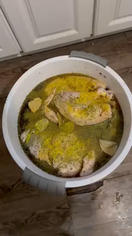 why would my grandma do that she could’ve waited until my mom was done recording 😭😭😭😭😂 #fyp #thanksgiving 