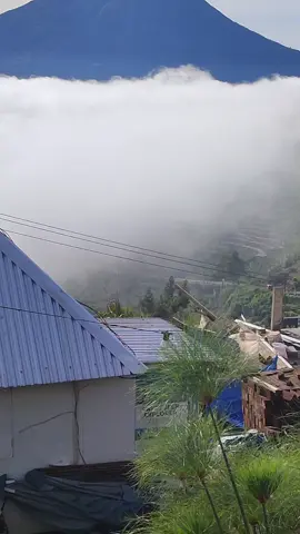 sindoro hari ini😶‍🌫️🤩 #dieng #fypシ゚ #sunrisedarikamaraja #jagajiwavilladieng #wonosobo24jam 