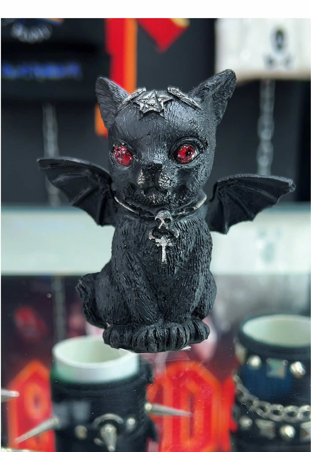 Colección de mini estatuas💀🔥 Escríbenos en los comentarios cuál fue tu favorita.🤘🏼 #gothic #moda #adornos #estatua #rocker 