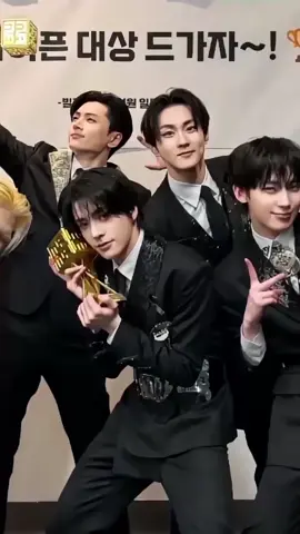 aaaa masih terharu bangett karena enhypen kita dapat 3 Piala🏆 dan yang paling penting adalah ENHYPEN KITA DAPET DAESANG🥳🏆 dan maaf banget ya baru post, soalnya semalem ngantuk bangett😴😭 #ENHYPEN #ENGENE #MAMA_AWARDS_2025 #foryoupage #fypシ゚ 