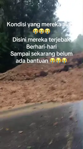 Pak tolong bantuannya😭😭😭, mereka masih terjebak di aek raisah 😭🙏🙏🙏. Sudah banyak yang tertimpa longsor dan banyak juga keluarga yang menanti mereka pulang. Termasuk saya pak keluarga saya Disitu 😭😭😭😭 @FebriantoSirait281021  #longsor #prayforsibolga #tniindonesia🇮🇩 #ambulance #polripresisi 
