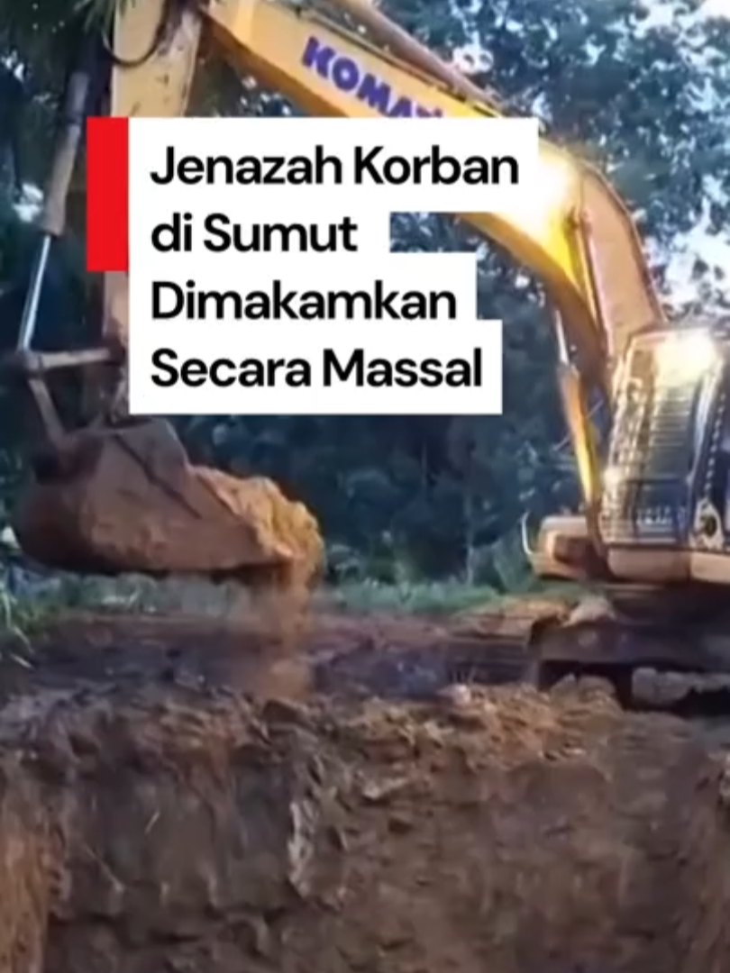 Tujuh jenazah korban bencana alam banjir dan longsor di wilayah Tapanuli Selatan, Sumatera Utara, dimakamkan secara massal pada Jumat (28/11). Lahan yang digunakan merupakan milik PT Perkebunan Nusantara (PTPN). Jenazah-jenazah tersebut dibawa dari puskesmas menuju lokasi pemakaman menggunakan mobil bak terbuka dan ambulans. Alat berat excavator juga digunakan untuk membantu proses penguburan. Creator: Alifia Nur Fadillah