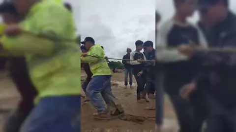 Kapolsek Sibabangun bersama warga, evakuasi dan buka jalur yang terisolir di Tapanuli Selatan. (28/11/2025)