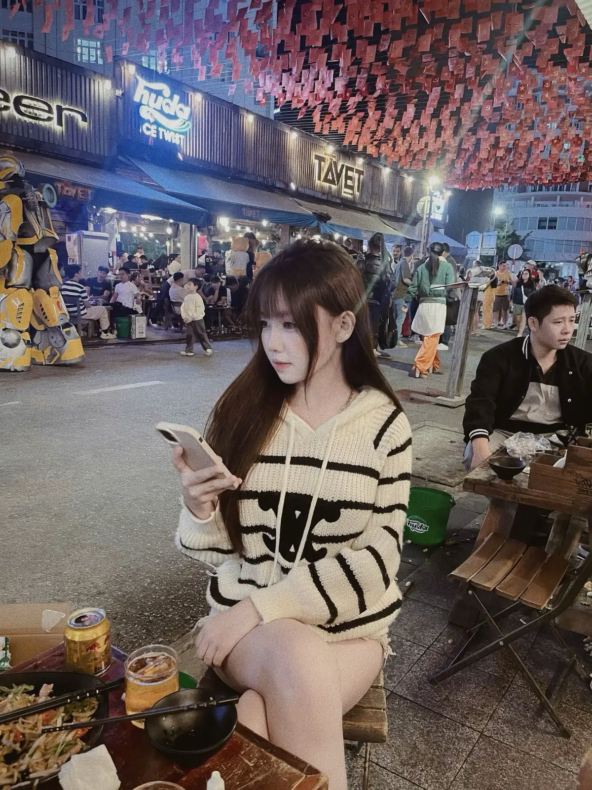 Người ta nói tình yêu là động lực,còn sự nghiệp là tương lai.Nhưng gặp đúng người,thì hai thứ đó chẳng thể tách rời..