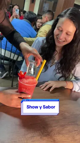 Esta huequita en salcedo acaba de abrir y van a querer probar su comida y bebidas al mejor estilo del viejo oeste! Y con shows en vivo!  Y es que el tan viral Chumazero una franquicia que viene arrasando en ciudades como el Tena y Riobamba ahora llegó a Salcedo! Aquí encuentran parrilladas, alitas, hamburguesas y las mejores bebidas con granizado yo me decidí por probar la Especial de Jägermeister, la Especial de Asteka, obvio una Miche y un infaltable granizados dulcecito!  Aquí no solo comes… vives la experiencia. Y es que se caracteriza por tener shows en vivo de primera aquí la diversión no falta!  Esta en la Avenida Jaime Mata Yerovi, a pocos metros de la gasolinera PYS… Así que Si quieres comer increíble, con temática del oeste y shows en vivo, este lugar es sí o sí tu próxima parada 🤠envíale este video a quien te debe esta experiencia y síganme  #chu#chumazerosalcedob#sabordelviejoestep#experienciachumazeror#parrilladasecowsenvivo