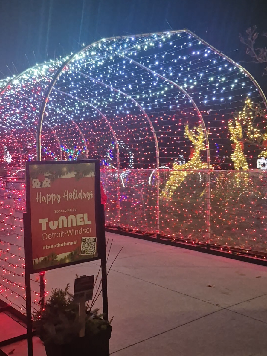 Christmas 🎄 lights officially on 🇨🇦 . This is Jackson Park lights in Windsor, Ontario 