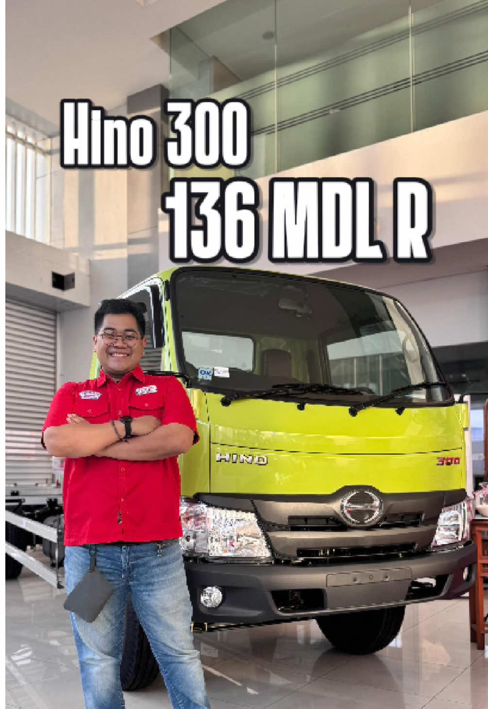 Ini adalah Hino 300 136 MDLR, truk baru dari Hino yang punya ruang kargo panjang sampai 6 meter tapi tetap non-ODOL! 🚛 MDLR = Medium Duty Long Rear Overhang, artinya bagian belakangnya dibuat lebih panjang dari varian biasa untuk muat lebih banyak barang. Mesinnya pakai N04C-WY 4.000 cc, tenaga 136 PS, torsi 40 kgm. Transmisi RE50 5 percepatan, gigi 1 pendek buat start bawa beban, gigi 5 overdrive biar cruising lebih irit. Panjang total 7.820 mm, berat kosong 2,4 ton, dan GVW 8,25 ton. Suspensi leaf spring depan-belakang untuk durabilitas saat angkut beban berat. Dalam kabin: desain simpel, visibilitas luas, cluster mudah dibaca, Bluetooth audio, kamera mundur, dan sudah support Hino Connect buat tracking armada real-time. Cocok banget buat karoseri box, wing box, motor carrier, towing, atau kebutuhan kargo panjang lainnya. Untuk pemesanan bisa hubungi @hilman_infohino  0813-1018-6496 — #truk #trukmaniaindonesia #drivermuda #hino #dutro 