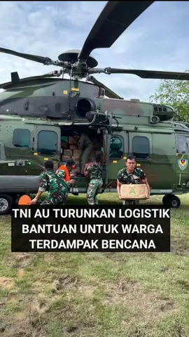 TNI AU – Medan. Komando Sektor I (Kosek I) Medan melalui Satrad 103 Sibolga memastikan penyaluran dukungan logistik (duklog) dari TNI Angkatan Udara berjalan aman dan lancar untuk membantu warga Sibolga yang terdampak banjir dan tanah longsor. Bantuan tersebut tiba di Lapangan Matauli, Pandan, pada Jumat (28/11/2025). Setibanya logistik di wilayah Sibolga, personel Satrad 103 langsung bergerak cepat membantu proses penurunan dan pengolahan bantuan. Berbagai kebutuhan mendesak seperti bahan makanan, air minum, dan perlengkapan dasar diprioritaskan agar dapat segera didistribusikan kepada masyarakat yang membutuhkan, termasuk keluarga personel yang turut terdampak bencana. Operasi penyaluran bantuan ini diperkuat oleh unsur udara TNI AU. Helikopter Caracal H-225M dengan nomor registrasi H-2215, dipiloti Kapten Pnb Anterio dan Letda Pnb Kevin, melaksanakan misi kemanusiaan dengan mengangkut dukungan logistik menuju wilayah Sibolga. Bantuan tersebut dikirim dalam dua sortie penerbangan, yang terdiri dari sembako, air minum, serta perlengkapan khusus yang sangat dibutuhkan warga. Untuk mendukung kelancaran operasi udara, TNI AU menyiagakan tiga helikopter Caracal di Lanud Roesmin Nurjadin, sebagai bentuk kesiapsiagaan dalam menjangkau daerah terdampak yang sulit diakses melalui jalur darat. Panglima Kosek I Medan, Marsma TNI Imam Subekti, S.T., M.IR., menyampaikan apresiasi atas sinergi yang ditampilkan seluruh elemen TNI AU. “Mulai dari dukungan udara hingga penyaluran logistik di darat, seluruh rangkaian ini membuktikan komitmen TNI AU dalam membantu masyarakat secara cepat, tepat, dan terkoordinasi,” tegasnya. Satrad 103 Sibolga terus menjalin koordinasi dengan pemerintah daerah dan instansi terkait untuk memastikan seluruh bantuan didistribusikan tepat sasaran. Kehadiran dan peran aktif Kosek I Medan melalui satuan jajarannya menjadi bukti nyata kepedulian TNI AU dalam mendukung percepatan pemulihan pascabencana di wilayah Sibolga.