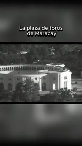🎙️🇻🇪 La Maestranza de Maracay: La Huella Arquitectónica de Gómez 🏛️ Este clip histórico desvela el origen de la majestuosa Plaza de Toros de Maracay, la Maestranza César Girón.  Su diseño se inspiró en la arquitectura andaluza de la Maestranza de Sevilla, convirtiéndose en un testimonio arquitectónico de un período crucial de la historia venezolana. La plaza es mucho más que un ruedo; es un símbolo del poder y la influencia de Gómez en la ciudad jardín. 💬 ¡Deja un comentario! Además de la Maestranza de Sevilla, ¿qué otros edificios históricos venezolanos crees que tienen una clara influencia arquitectónica extranjera? 👉 Síguenos y comparte: todos los días rescatamos la memoria y la historia de Venezuela. @KumbaC History #venezuela🇻🇪 #venezuela #historia #cultura #fyp 