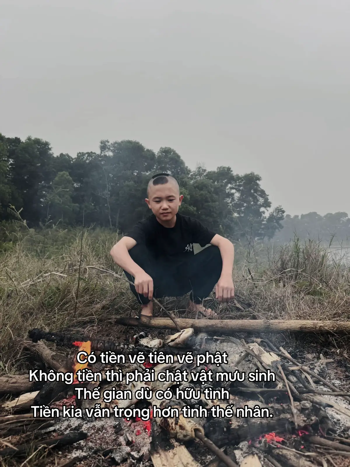 Có tiền vẽ tiên vẽ phật  Không tiền thì phải chật vật mưu sinh  Thế gian dù có hữu tình  Tiền kia vẫn trọng hơn tình thế nhân. #tranhh_07 #xhtiktok #fyp 