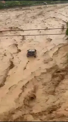 Satu unit mobil terbawa arus akibat banjir sumbar #prayforsumbar #sumatrabarat #banjirbandang #banjir 