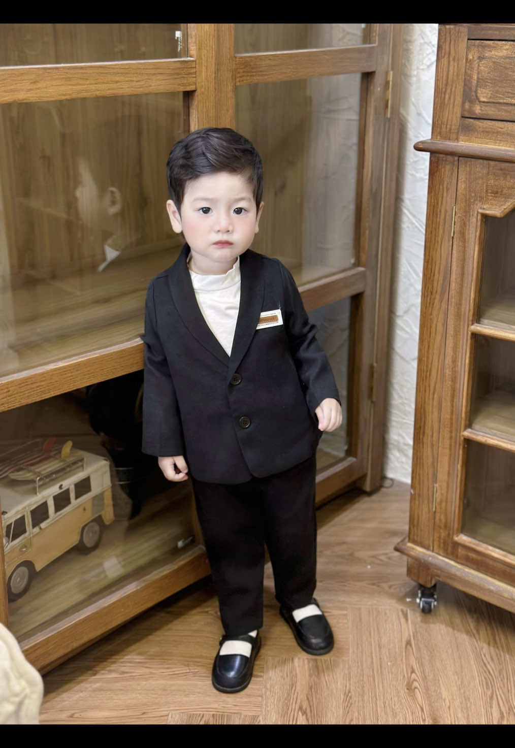 Vest nhung cho bé mặc dự tiệc. Cầm lên đã thấy đỉnh của đỉnh. 