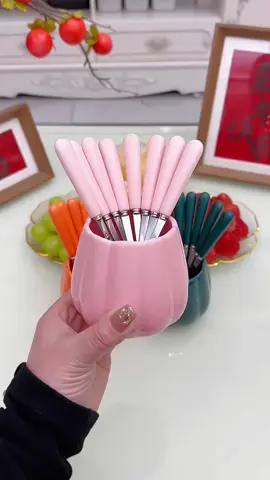 Bộ muỗng nĩa trái cây cán sứ cao cấp phong cách Bắc Âu sang trọng Zochico, thiết kế tinh tế dùng đẹp cho bàn ăn và tiếp khách. #bomuońniatraitaycancucaocap#phongcachbacau#zochico#giadungdep#bananxinh