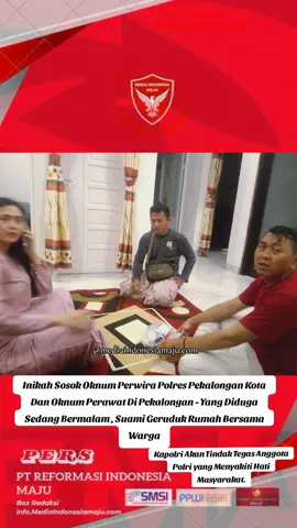 Seorang Perwira Polres Pekalongan Kota Diduga Bermalam dengan Istri Orang, Suami Geruduk Rumah Bersama Warga Pekalongan – Seorang perwira polisi yang bertugas di Polres Pekalongan Kota, berinisial MOCHLIS, diduga bermalam di rumah seorang perempuan bernama Susi Oktaviani, yang diketahui berprofesi sebagai perawat di Kajen. Peristiwa ini memicu kemarahan sang suami, Haris, serta warga sekitar yang kemudian menggerebek rumah tersebut. Kejadian itu berlangsung pada malam hari, sekitar pukul 23.00 WIB. Saat itu Haris tengah berada di pos ronda bersama warga. Dari keterangan Haris, sebuah mobil melintas di depan pos ronda, dan pengemudi mobil sempat menyapa warga. Tak lama kemudian, mobil itu berhenti tidak jauh dari rumah Haris. Pengemudi lalu turun dan berjalan menuju rumah Haris, yang merupakan tempat tinggal Susi Oktaviani. Merasa curiga, Haris kemudian menyusul pulang. Sesampainya di rumah, ia mendapati sepasang sandal laki-laki yang bukan miliknya berada di dalam rumah. Melihat hal itu, Haris merasa ada yang tidak beres. Ia kemudian kembali ke pos ronda dan mengajak beberapa warga yang berjaga untuk ikut memastikan kondisi di rumahnya. Setibanya di rumah, Haris bersama warga mengetuk pintu berulang kali, namun tak kunjung dibuka. Setelah menunggu beberapa menit, pintu akhirnya terbuka. Betapa terkejutnya Haris saat mengetahui yang membuka pintu adalah seorang laki-laki, bukan istrinya. Haris kemudian bertanya, “Anda siapa?” Laki-laki tersebut menjawab, “Saya anggota.” Alih-alih menunjukkan itikad baik, oknum yang mengaku anggota polisi itu justru balik bertanya kepada Haris, “Kamu siapa?” Haris lalu menegaskan, “Saya yang punya rumah, dan saya suami dari Susi Oktaviani.” Mendengar jawaban itu, Haris bersama warga langsung masuk ke dalam rumah untuk memastikan keadaan. Dari keterangan Haris, laki-laki yang mengaku anggota tersebut adalah MOCHLIS, seorang perwira polisi yang bertugas di Polres Pekalongan Kota. Setelah terjadi adu argumen, Haris bersama warga akhirnya membawa MOCHLIS ke Polsek Wonopringgo untuk diproses lebih lanjut. Haris mengaku sangat terpukul dan kecewa, baik terhadap istrinya maupun terhadap oknum anggota polisi tersebut. Ia menilai perbuatan MOCHLIS telah mencoreng citra Kepolisian sebagai pengayom masyarakat. > “Saya berharap keduanya diproses sesuai hukum yang berlaku. Oknum anggota yang bernama MOCHLIS itu saya minta dipecat dari keanggotaan Polri, karena perbuatannya sangat memalukan. Sebagai penegak hukum harusnya tahu dan taat hukum, bukan malah bermalam di rumah orang bersama istri orang,” tegas Haris. Haris juga berharap, baik MOCHLIS maupun istrinya Susi Oktaviani dapat diberikan sanksi tegas sesuai aturan yang berlaku di institusi masing-masing. > “Saya minta mereka berdua dipecat dari jabatannya masing-masing dan diproses sesuai hukum yang berlaku,” tambahnya. Hingga berita ini disusun, belum ada keterangan resmi dari pihak Polres Pekalongan Kota maupun Dinas Kesehatan kabupaten Pekalongan terkait dugaan perselingkuhan yang melibatkan seorang perwira polisi dan seorang perawat tersebut. #BeritaViral #hits #viral #FYP #pekalongan 