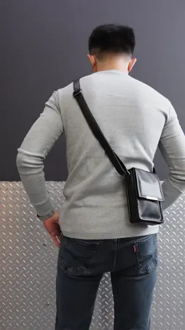 Upgrade gaya maskulin kamu bareng Carter! Model compact tapi fungsinya maksimal—muat HP, dompet, kunci, sampai barang harian lainnya. Dipakai jalan, kerja, ataupun riding tetap kece dan elegan. #CarterBag #TasSelempangPria #TasKulitPremium #PremiumBag #FashionPriaIndonesia   