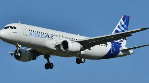 HOT: 6.000 máy bay Airbus trên thế giới bị lỗi phần mềm, hàng không Việt Nam họp khẩn xuyên đêm Airbus yêu cầu cập nhật khẩn cho 6.000 máy bay A320/A321 do nguy cơ bức xạ mặt trời làm nhiễu dữ liệu bay. Cục Hàng không Việt Nam và các hãng đã họp xuyên đêm vì phần lớn đội bay Vietnam Airlines và Vietjet Air thuộc dòng này. Nhà sản xuất máy bay Airbus vừa gây chấn động ngành hàng không khi yêu cầu cập nhật phần mềm và phần cứng cho khoảng 6.000 máy bay A320/A321 trên toàn thế giới. Lý do Airbus phát hiện khi bức xạ mặt trời cường độ cao có thể làm sai lệch dữ liệu quan trọng trong hệ thống điều khiển bay. Ngay trong đêm 28 rạng sáng 29-11, Cục Hàng không Việt Nam cùng các hãng bay đã họp khẩn.Đây được xem là chiến dịch can thiệp kỹ thuật quy mô lớn hiếm thấy đối với một dòng máy bay thương mại hiện đại. Theo Airbus, sự cố được ghi nhận trên một chuyến bay gần đây cho thấy dữ liệu điều khiển có thể bị nhiễu khi bức xạ mặt trời tăng mạnh. Nhà sản xuất khẳng định máy bay vẫn an toàn, nhưng việc cập nhật cần được thực hiện ngay để phòng ngừa rủi ro và bảo đảm tiêu chuẩn an toàn hàng không cao nhất. Cơ quan An toàn hàng không châu Âu (EASA) đang gấp rút hoàn tất Chỉ thị khả năng bay khẩn cấp, yêu cầu toàn bộ máy bay bị ảnh hưởng phải cập nhật xong trước khi được phép cất cánh từ ngày 29-11-2025 (UTC). Điều này đồng nghĩa các hãng hàng không toàn cầu phải bắt tay vào xử lý ngay trong cuối tuần này. Do quy mô cập nhật quá lớn, nhiều hãng dự kiến phải điều chỉnh lịch bay, đổi tàu hoặc tạm dừng khai thác một số máy bay để thực hiện cập nhật. Tại Việt Nam, mức độ ảnh hưởng được đánh giá là cao do lực lượng A320/A321 chiếm tỉ trọng lớn trong khai thác nội địa. Thống kê ban đầu, Vietnam Airlines có 63 máy bay, trong khi Vietjet Air có 69 chiếc thuộc diện phải cập nhật. Cục Hàng không cho biết đã phối hợp chặt chẽ cùng các hãng để chuẩn bị phương án kỹ thuật và vận hành trong bối cảnh nhu cầu đi lại dịp cuối tuần đang tăng cao. Các hãng đã kích hoạt đội kỹ thuật trực 24/24 giờ, tăng cường tối đa năng lực xử lý. Tuy nhiên, lãnh đạo một hãng thừa nhận khả năng nhiều chuyến bay bị chậm, đổi máy bay hoặc điều chỉnh lịch là khó tránh khỏi vì số lượng máy bay cần cập nhật quá lớn so với năng lực kỹ thuật hiện có. Nhà sản xuất máy bay Airbus nhấn mạnh chiến dịch này mang tính phòng ngừa chủ động, nhằm bảo đảm dòng A320 - loại máy bay thân hẹp phổ biến nhất thế giới, tiếp tục hoạt động trong trạng thái an toàn tối đa, nhất là trong giai đoạn hoạt động mặt trời được dự báo tăng mạnh theo chu kỳ. Các hãng bay đang vào cuộc chạy đua bảo đảm an toàn và hạn chế gián đoạn khai thác. Trong những ngày cuối tuần tới, hành khách được khuyến cáo chuẩn bị tinh thần cho khả năng chậm, đổi hoặc hủy chuyến khi toàn cầu bước vào giai đoạn 