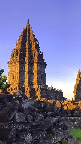 Siluet megah Candi Prambanan yang berusia ribuan tahun, berlatar langit Jogja yang memerah jingga. Momen magis ini takkan lengkap tanpa kamu. Yuk, ikuti Trip Jogja ke Prambanan menjelang senja! Kita tangkap sunset paling dramatis di sini. Jadikan Jogja sebagai saksi cerita indahmu. 🧡 Trip Jogja Melayani:  🧳Custome Trip Jogja 👫Private & Group Trip Jogja 👪Paket Family Gathering  🏝️Outbound 🚍Rent Car 🔁Info lebih lanjut : ➡️WhatsApp : 0877-934-66660 ➡️Instagram : @trip.jogjamurah #tripjogjamurah #tourjogja #tourjogjamurah #tourjogjahemat  #candiprambanan 