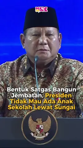 Presiden Republik Indonesia Prabowo Subianto menegaskan instruksi kepada seluruh jajaran kabinet untuk mempercepat pembangunan jembatan penyeberangan bagi pelajar di berbagai pelosok daerah. Hal ini disampaikan dalam Pertemuan Tahunan Bank Indonesia (PTBI) 2025 di Gedung Grha Bhasvara Icchana, Jakarta, Jumat (28/11). Dalam pidatonya, Prabowo menggarisbawahi urgensi percepatan pembangunan infrastruktur dasar yang secara langsung menyangkut keselamatan dan masa depan anak-anak Indonesia. Prabowo menyoroti video laporan warga dan kondisi siswa yang terpaksa menyeberangi sungai sambil mempertaruhkan keselamatan, dan menegaskan bahwa masalah tersebut tidak boleh dibiarkan berlarut-larut.  “Ada 300.000 titik penyeberangan sungai dan jembatan serupa di seluruh Indonesia. Angka-angka pertumbuhan ekonomi bagus, tetapi rakyat kita anak-anak kita setiap hari basah saat tiba di kelas. Ini yang harus kita jawab dengan tindakan,” tegasnya. #prabowo #indonesiaemas #dekade08 