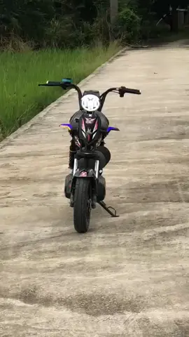 💤💭:Ngủ sớm đi em Ngủ sớm đi e Ngủ sớm đi Ngủ sớm đ Ngủ sớm Ngủ sớ Ngủ s Ngủ Ng N Nhân đơn thức với đa thức: A(B + C) = AB + АС 2. Nhân đa thức với đa thức: (A + B)(C + D) = AC + AD + BC + BD 3. Bảy hằng đăng thức đáng nhớ: +) Bình phương của một tổng: (A + B)2 = A2 + 2AB + B2 +) Bình phương của một hiệu: (A - B)2 = A2 - 2AB + B2 +) Hiệu hai bình phương: A2 - B2 = ( A + B ) (A - В) +) Lập phương của một tổng: (A + B)3 = A3 + 3A2B + 3AB2 + B3 +) Lập phương của một hiệu: (A - B)3 = A3 - 3A2B + 3AB2 - B3 +) Tổng hai lập phương: A3 + B3 = (A + B)(A2 - AB + B2) +) Hiệu hai lập phương: A3 - B3 = ( A - B ) (A2 + AB + B2) 4. Các phương pháp phân tích đa thức thành nhân tử - Đặt nhân tử chung - Dùng hằng đẳng thức Nhóm các hạng tử Tách hạng tử Phối hợp nhiều phương pháp 5. Chia đơn thức cho đơn thức. Muốn chia đơn thức A cho đơn thức B (trường hợp A chia hết cho ta làm như sau: - Chia hệ số của đơn thức A cho hệ số của đơn thức Chia lũy thừa của từng biển trong A cho lũy thừa cùng biến đó trong B. Nhân các kết quả vừa tìm được với nhau. 6. Chia đa thức cho đơn thức. Muốn chia đa thức A cho đơn thức B (trường hợp các hạng tử của đa thức A đều chia hết cho đơn thức ta chia mỗi hạng tử của A cho B rồi cộng các kết quả lại với nhau. Công thức Toán hình học 1. Tứ giác - Tứ giác ABCD là hình gồm bốn đoạn thằng AB, BC, CD, DA, trong đó bất kì hai đoạn thắng nào cũng không cùng nằm trên một đường thằng. - Tứ giác lồi là tứ giác luôn nằm trong một nửa mặt phẳng có bờ là đường thẳng chứa bất kì cạnh nào của tam giác. (Ngược lại là tứ giác lõm) ABCD, EFGH là các tứ giác lồi MNQP là tứ giác lõm - Định lí: Tổng các góc trong của một tứ giác bằng 3600 Góc kê bù với một góc của tứ giác gọi là góc ngoài của tứ giác. Tổng các góc ngoài của một tứ giác băng 3600 2. Hình thang ABCD là hình thang: - AB // CD ABCD là hình thang, Công thức Toán lớp 8 Chương 1 Hình học chi tiết nhất thì ABCD là hình thang vuông 3. Hình thang cân - Hình thang cân là hình thang có hai góc kê một đáy bằng nhau. Hai góc đối của hình thang cân bằng 1800 Tính chất: ABCD là hình thang cân thì AD = BC; AC = BD Dấu hiệu nhận biết + Tứ giác ABCD có Công thức Toán lớp 8 Chương 1 Hình học chi t