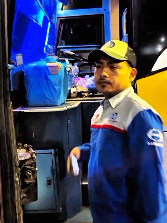 Oalah Mas🥹 rung sempet ngancani ngtrip bareng pean, kaet comeback wes oleh musibah_ Yudex ( W 7099 UP ) Princes Style _ Sumber Group. ▪︎ Kronologi _    skitar jam 11 malam saat perjalanan menuju klaten jateng, Mas yudex ( Yudi Irawan ) tengah menghindari truk putar balik yg telat nyalain lampu sein nya, hingga bus menabrak tiang listrik,. untuk crew_ kernet + kondektur dan pnumpang alhamdulillah aman, tapi kondisi Mas Yudex saat ini masih menjalani perawatan Di RS. semoga Oprasi nya berjalan lancar, mohon doa nya . #laka #yudex #sumbergroup #sugengrahayu #infoterkini 